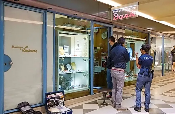 Zlatarna Dante je od tržaške kvesture oddaljena samo dvesto metrov  