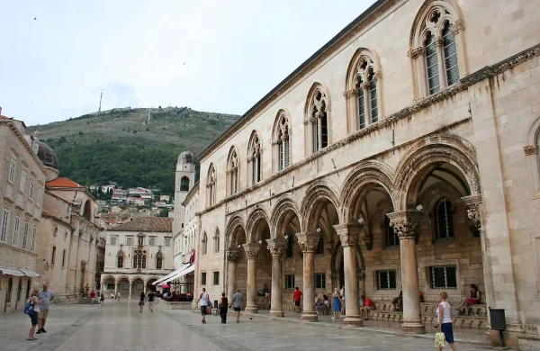 V  Dubrovniku je v ponedeljek popoldan in zvečer v nekaj urah padlo več dežja, kot je mesečno povprečje