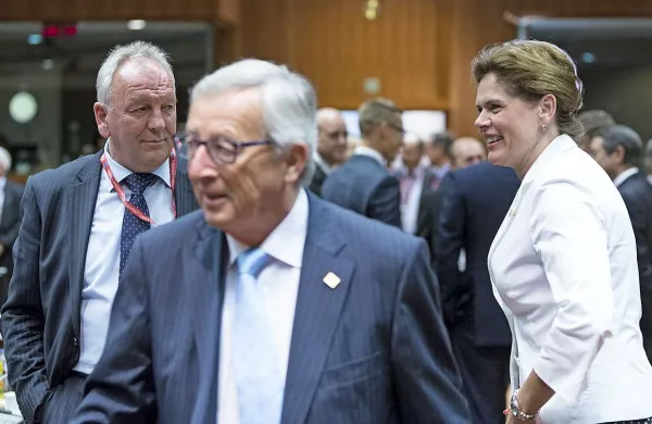 Jean-Claude Juncker (v ospredju) še ni obrnil hrbta Alenki Bratušek, ki je očitno njegova favoritka za položaj komisarke iz Slovenije