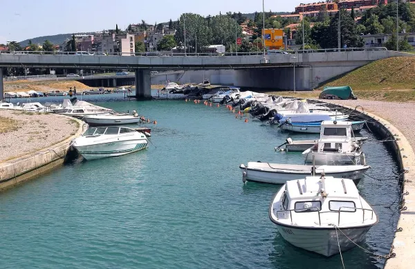V semedelskem mandraču so  ukradli gumenjak