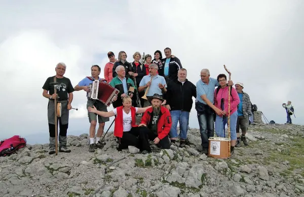 Prvo nedeljo v avgustu so že po tradiciji posebni gostje koče na Snežniku vaški muzikanti “Kerglci izpod Ahca” iz Jasena in njihovi prijatelji