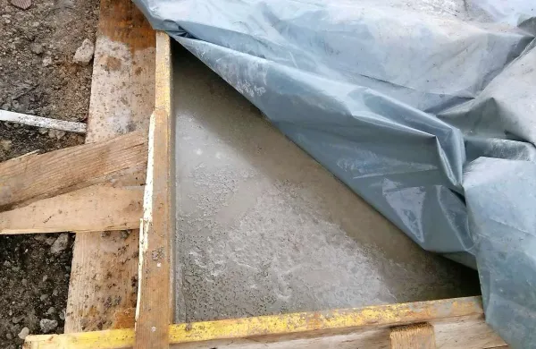 Pod ponjavo je bil še svež beton