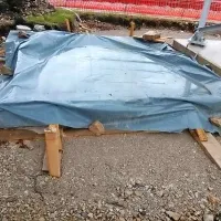 Ob starem betonskem temelju za kovinsko konstrukcijo antenskega stolpa je včeraj stala manjša betonska plošča, pokrita s ponjavo  
