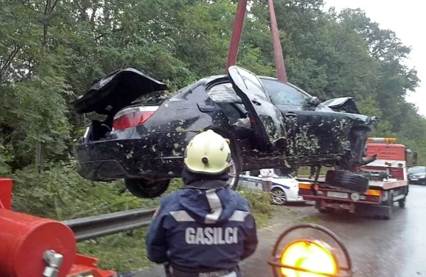 Po nesreči v Kromberku so gasilci dvignili povsem razbit avto