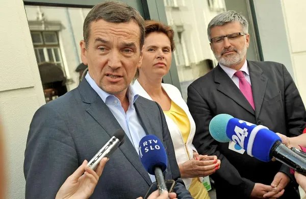 Poslanci ZaAB želijo doseči, da poslanec, ki je obsojen ali zoper njega potekajo kazenski postopki, ne more opravljati nadzora nad organi pregona, ki zoper njega vodijo te postopke