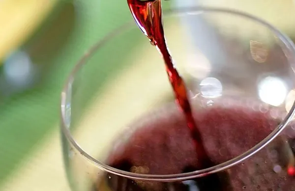 Več kot dve tretjini Francozov meni, da se na vino ne spoznajo kaj prida