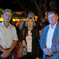 Direktor Radia 94 Sandi Curk, glavna in odgovorna urednica radia Mateja Jordan in postojnski župan Jernej Verbič, ki so 20. obletnico radia in 105. obletnico mesta povezali v en praznik. Čestitk za uspešno delo ni manjkalo.