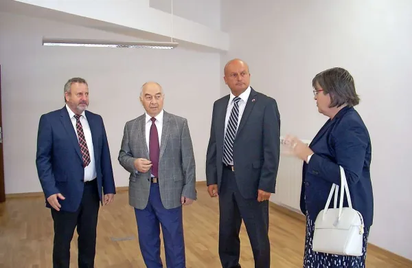 Bistriški župan Emil Rojc,  ruski veleposlanik Dokujo Zavgajev in častni konzul Matjaž Vuga so si včeraj ogledali prostore  v Domu na Vidmu, kjer bo ruski  konzulat (na fotografiji), nato pa še premski grad