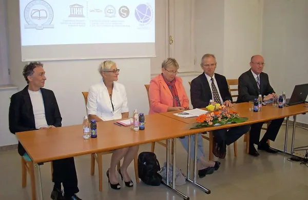 Predstojnik Inštituta za raziskovanje krasa ZRC SAZU Tadej Slabe, pomočnica direktorja za mednarodno sodelovanje na ZRC SAZU Mimi Urbanc, generalna sekretarka Slovenske nacionalne komisije za Unesco Marjutka Hafner, rektor Univerze v Novi Gorici Danilo