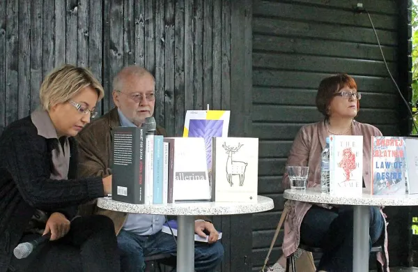 Jana Unuk (desno) in John O'Brien z voditeljico (sicer tudi književno prevajalko) Bredo Biščak 
