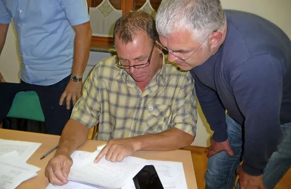 Simon Leban (levo) in Adis Hrovat med iskanjem ustreznih rešitev 