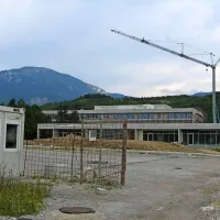 Ker na gradbišču  ni videti delavcev in ker je glavni izvajalec Begrad v težavah, se ljudje bojijo, da se bo gradnja šole spet ustavila. Odgovorni mirijo: težave so, a ni razloga za paniko 