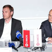 Janne Harjupää iz Družbe za upravljane terjatev bank (levo) in začasni predsednik Cimosove uprave Janez Gradišek