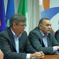 Emil Čebokli (z leve), izolski župan Igor Kolenc, Slobodan Radujko, Zvonka Radojevič in Andrej Bertok  bdijo nad izvedbo proslave