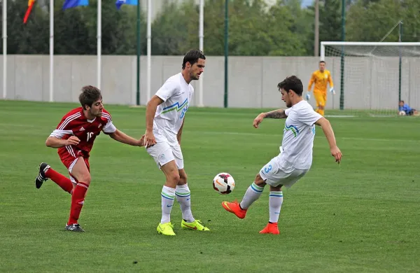 Mlada slovenska nogometna reprezentanca (v belih dresih) je še drugič v kvalifikacijah za evropsko prvenstvo visoko ugnala Andoro