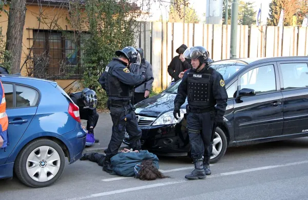 Posebna enota policije je imela že večkrat opravka z nasilnimi navijači novogoriških Terror boysov. Na fotografiji prizor iz februarja 2011.