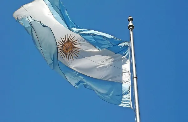  Aargentinska vlada je pripravila ukrep, s katerim se bodo plačilne obveznosti države z naslova prestrukturiranega dolga prenesle iz New Yorka v Buenos Aires