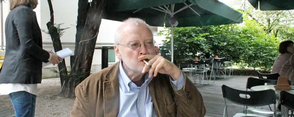 John O'Brien: “Ljudi je treba naučiti razmišljati. Če so mladi ljudje oboroženi s to sposobnostjo, ki je precej nevarna, saj bodo dvomili o vsemu, o sebi in o svetu, postanejo najboljši možni državljani. Državljani,  ki imajo svojo  vlado pod nadzorom.”