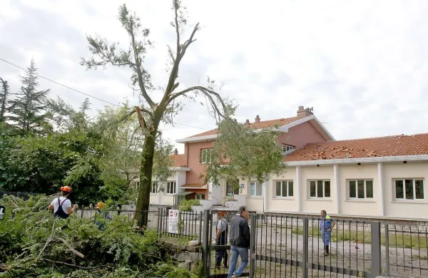 Ko se je 21. avgusta nad Zgonikom znesel veter, je poškodoval skoraj vse strešnike na zgoniški osnovni šoli