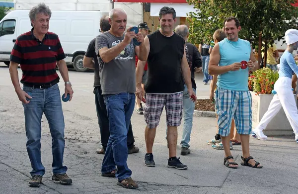  Nekdaj množično obiskane družabne igre idrijskih “becirkov”, so bile minulo soboto le še žalostna  senca boljših časov