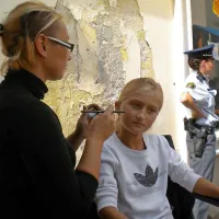 Obraze deklic zdaj krasijo metulji