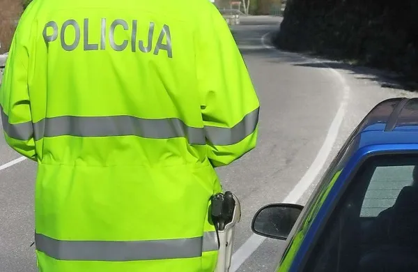 Še ne pravnomočno obsojeni nekdanji policist je   zlorabil svoj položaj (fotografija je simbolična)