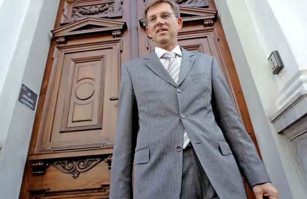 Mandatar Miro Cerar se je danes dopoldne sestal z verjetno kandidatko Desus za ministrico za okolje in prostor, šlo naj bi za Ireno Majcen, zaposleno na Upravni enoti Slovenska Bistrica