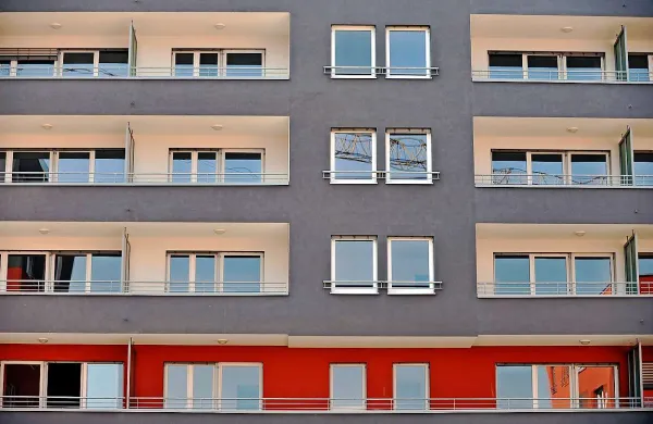Mesečna najemnina in obrabnina za službeno stanovanje znaša od 90 do 300 evrov, odvisno od velikosti stanovanja