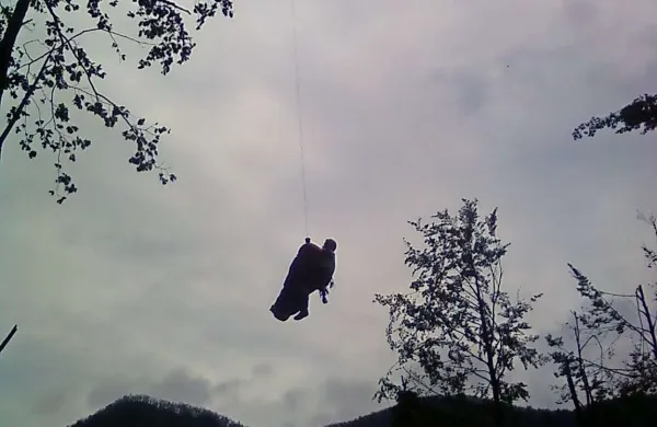 42-letnega bosanskega državljana so z vitlom povlekli v helikopter in ga odpeljali v ljubljanski klinični center