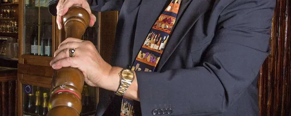 Boris Gašparin slednjič na brancinov carpaccio doda skrivnostno mešanico poprov 