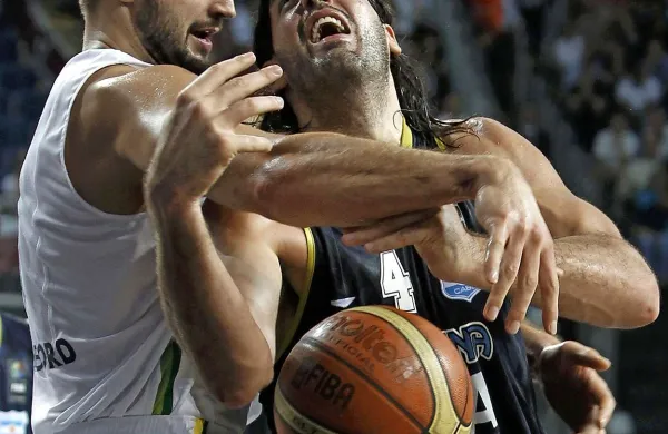 Argentinec Luis Scola (desno), ki je bil najboljši strelec SP leta 2010 v Turčiji, je po skupinskem delu s povprečjem 21,6 točke na tekmo drugi strelec SP v Španiji