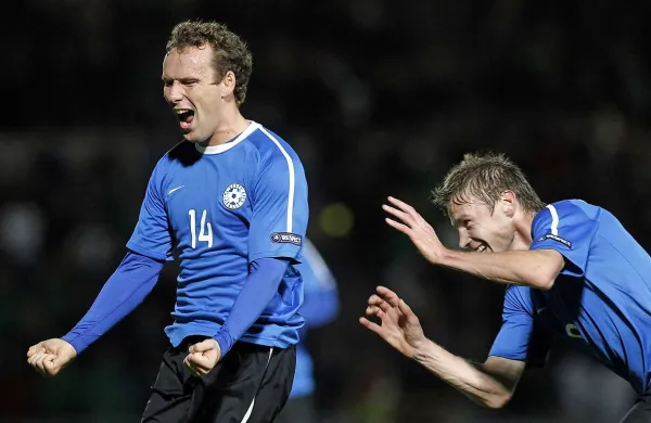 Konstantin Vassiljev (levo) v ponedeljek bržkone ne bo mogel pomagati soigralcem proti Sloveniji