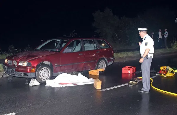 ... truplo nesrečnega domačina pa skoraj 80 metrov stran