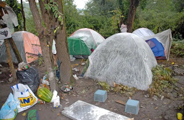 Nekateri spijo v odrabljenih, a zaradi vlage in deževja dodatno zaščitenih šotorih...