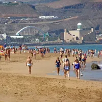 Priljubljena oblika rekreiranja, sprehod po mestni plaži