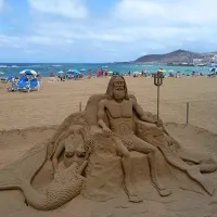 Na mestni plaži Las Cantreras je bila nekaj dni atrakcija skulptura iz mivke, ki pooseblja a boga morja Pozejdona