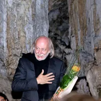 Dober, res dober pisatelj se niti zahvaliti ne more, ne da bi iz svojih besed tkal  umetnost, je sinoči v prepolni jami Vilenica dokazal  pisatelj László Krasznahorkai