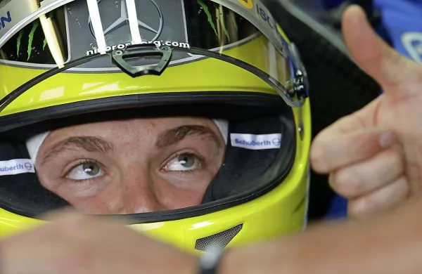 Drugo mesto je po napaki sredi dirke, po kateri je izgubil vodstvo, osvojil Nemec Nico Rosberg