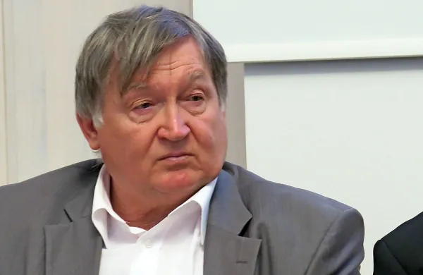Župan Postojne Jernej Verbič je danes v spremstvu podpornikov vložil kandidaturo za župana tudi na letošnjih lokalnih volitvah