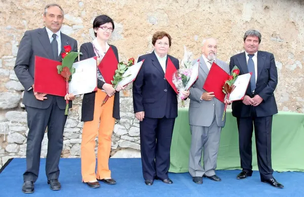 Letošnji dobitniki priznanj občine Sežana (z leve) Mirko Sardoč, Herta Sorta,  direktorica  Socialno varstvenega zavoda Dutovlje, Valerija Macarol in Dimitrij Omersa v družbi župana Davorina Terčona