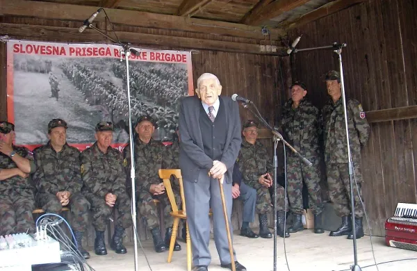 99-letni Anton Vratuša-Vran se je v soboto spominjal slovesne prisege na Mašunu, ki jo je pred 71 leti dala Rabska brigada, v kateri so bila tudi židovska dekleta 