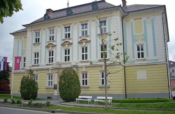 Vodstvo občine Postojna si lahko oddahne, saj jim, glede na prvostopenjsko odločitev koprskega sodišča, občinskega proračuna ne bo potrebno obremeniti s plačilom 655.614 evrov odškodnine za  podjetje Tam-tam