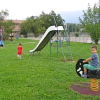 Igrala so obnovili, najbolj poškodovana pa nadomestili z novimi 
