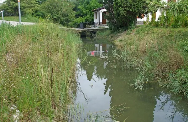 Ob 17.40 je petletni otrok padel v kanal Fazan v Luciji.  Starejši moški je poskušal otroka rešiti, vendar je tudi sam ostal ujet v strugi potoka.