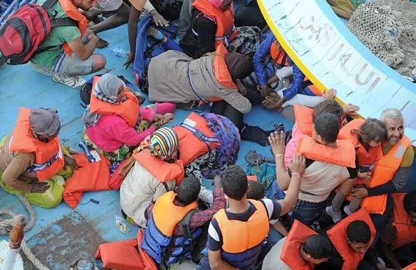 Valovi migrantov ne pojenjajo. Italijanska mornarica jih je samo v letošnjem letu rešila že več kot 100.000.