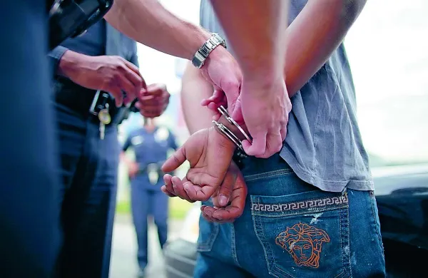V več mestih v BiH danes poteka policijska akcija proti organizirani kriminalni skupini, ki se je ukvarjala s krajo in tihotapljenjem luksuznih vozil, ponarejanjem dokumentov in drugimi kaznivimi dejanji