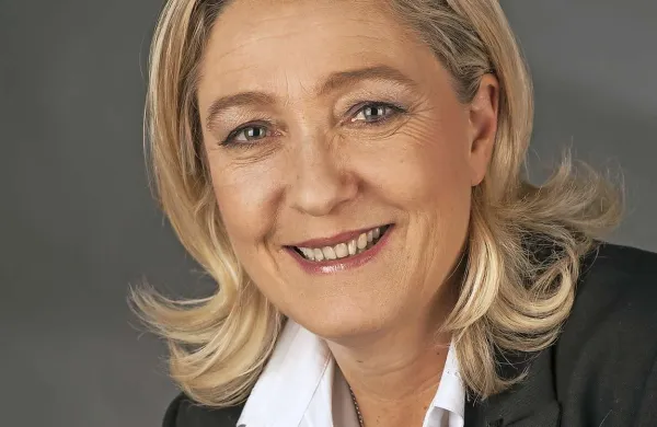 Javnomnenjska raziskava je  pokazala, da bi Marine Le Pen v morebitnem drugem krogu predsedniških volitev leta 2017 premagala Francoisa Hollanda