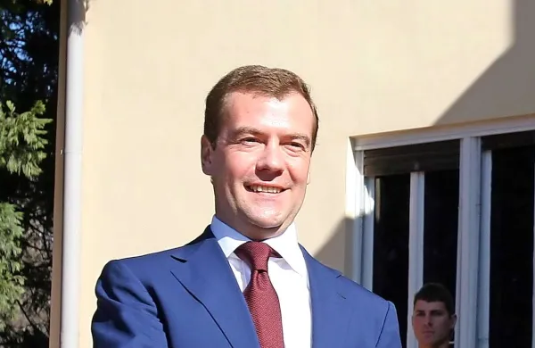 Ruski premier Dmitrij Medvedjev je napovedal, da bo Rusija na nove sankcije zahodnih držav odgovorila s protiukrepi in morda uvedla prepoved poletov preko svojega ozemlja