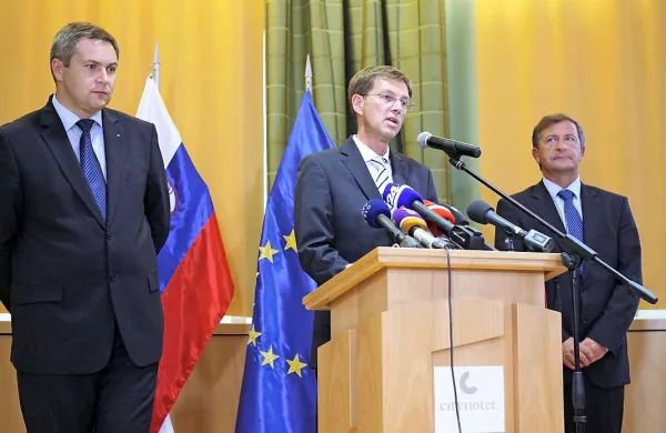 S podpisom koalicijskega sporazuma so prihodnje vladne partnerice SMC, Desus in SD po mnenju mandatarja Mira Cerarja (v sredini) sklenile trdno zavezo sodelovanja pri iskanju najboljših poti za Slovenijo