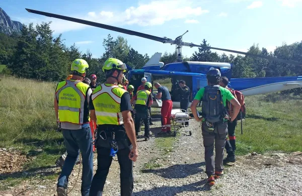 Ranjenega plezalca so s helikopterjem odpeljali v ljubljanski klinični center